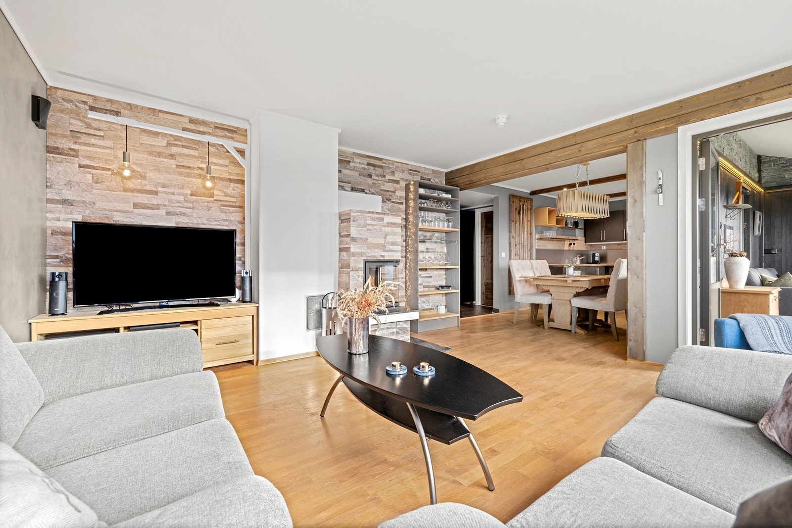 Romslig stue med 3-stavs eikeparkett og store vindusflater. Galleribilde