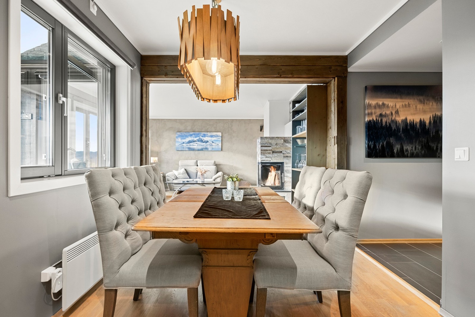 Detaljer i tre og eksklusiv belysning setter stemningen. Galleribilde