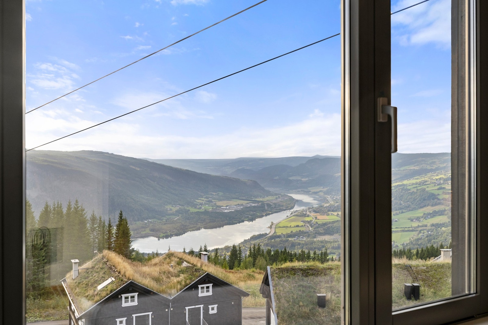 Store vinduer som slipper godt inn med naturlig lys. Galleribilde