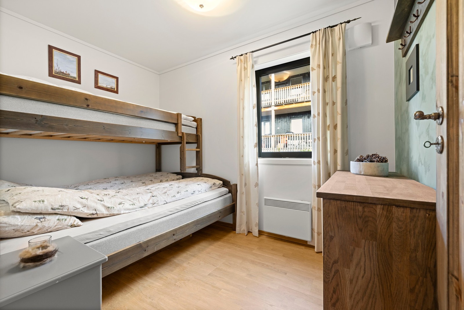 Lyst og praktisk soverom med køyeseng, perfekt til familie og venner. Soverom nr. 3 Galleribilde