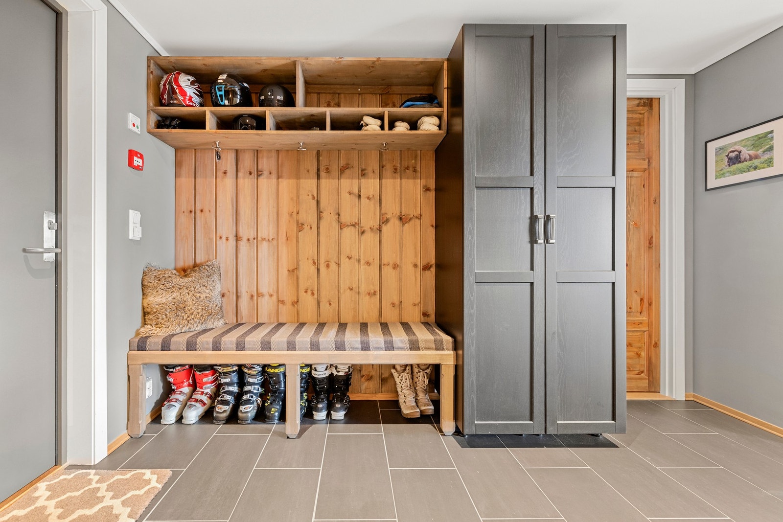 God plass til sko og oppheng av ytterklær Galleribilde