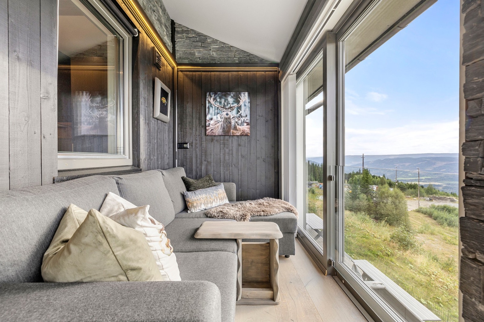 Her kan du nyte utsikten året rundt, med gulvvarme og god skjerming for vær og vind. Galleribilde