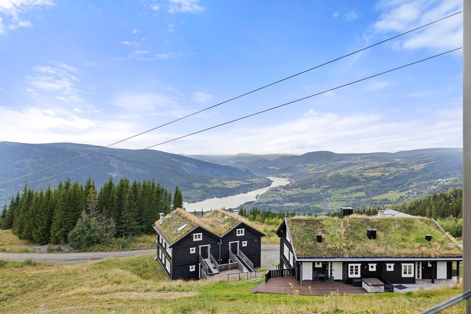 Fra balkongen har du panoramautsikt utover dalen. Galleribilde