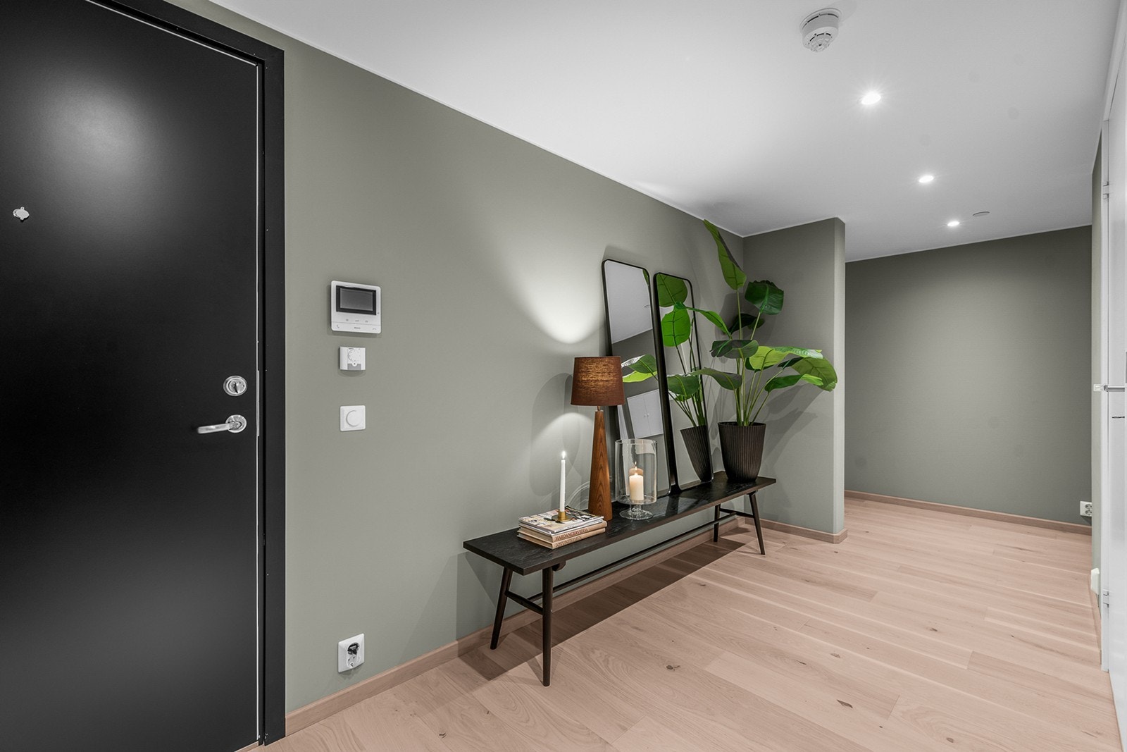 Her har du rikelig med plass til oppbevaring av yttertøy og sko. Det er montert dørcalling ved inngangsdør Galleribilde