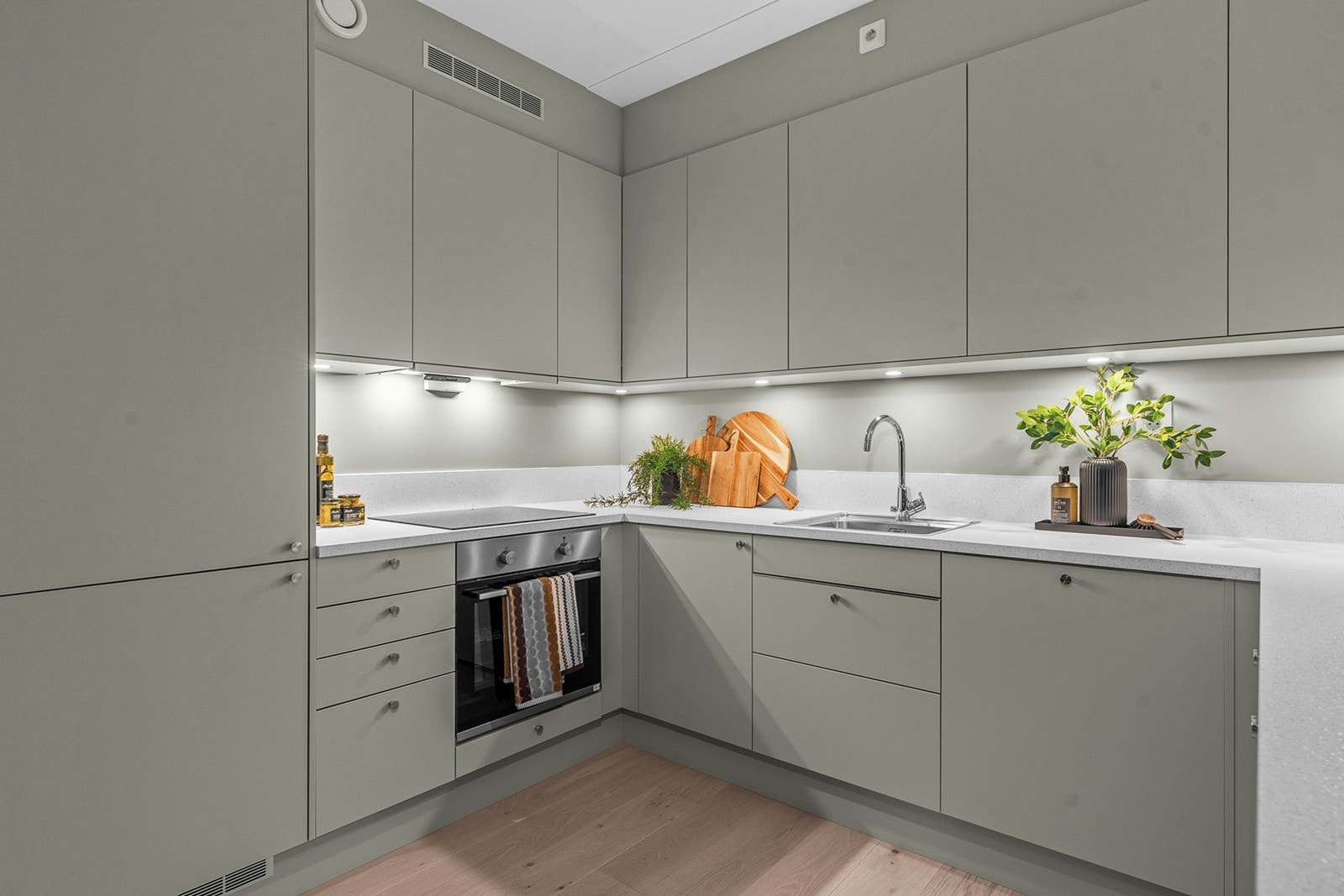 Her får du rikelig med både oppbevaringsplass og benkeplass, noe som gjør kjøkkenet både funksjonelt og praktisk Galleribilde