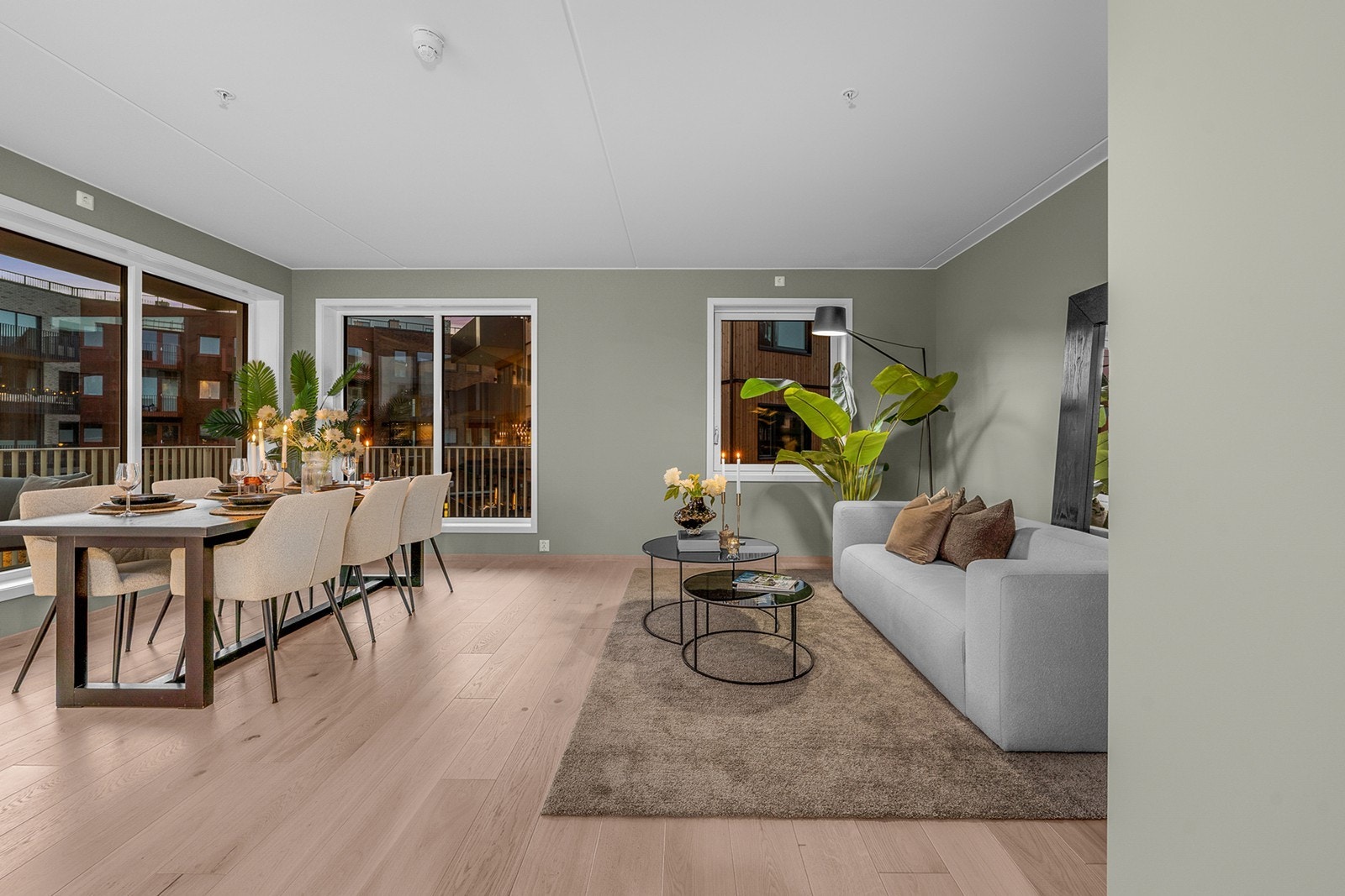 Rommet er lett å møblere og gir god plass til både sofagruppe med tilhørende møblement og en hyggelig spisegruppe Galleribilde