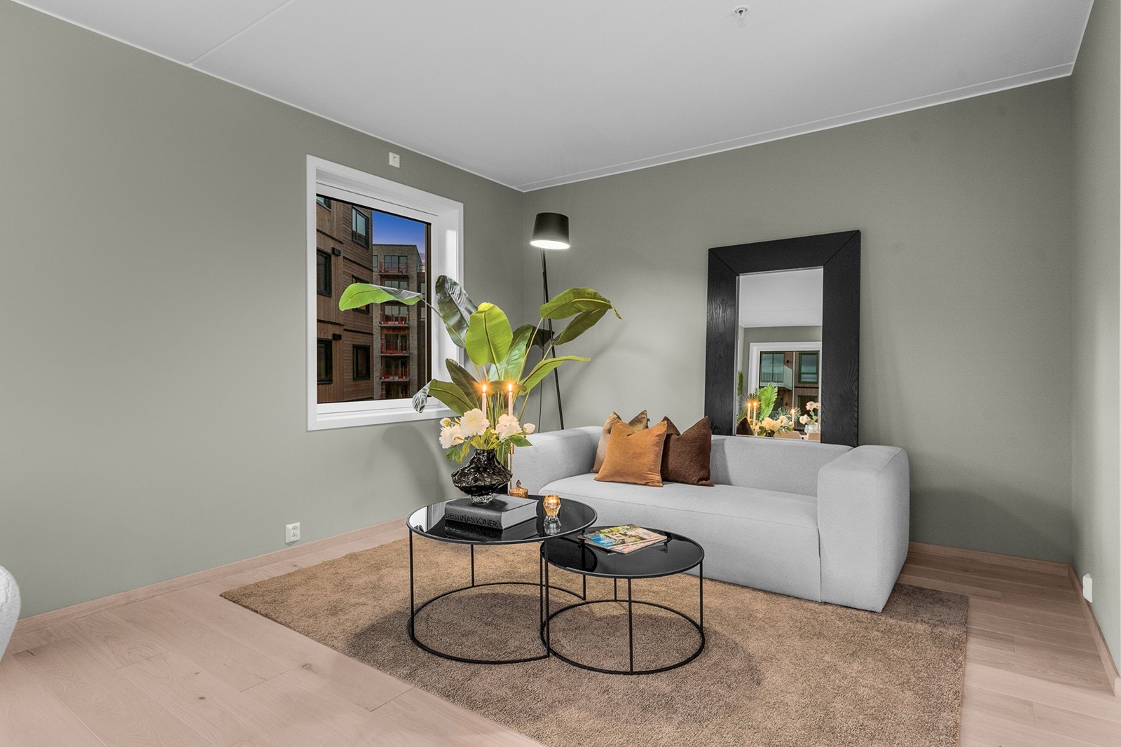 Stuen er malt i en moderne, tidsriktig farge og har 1-stavs eikeparkett Galleribilde