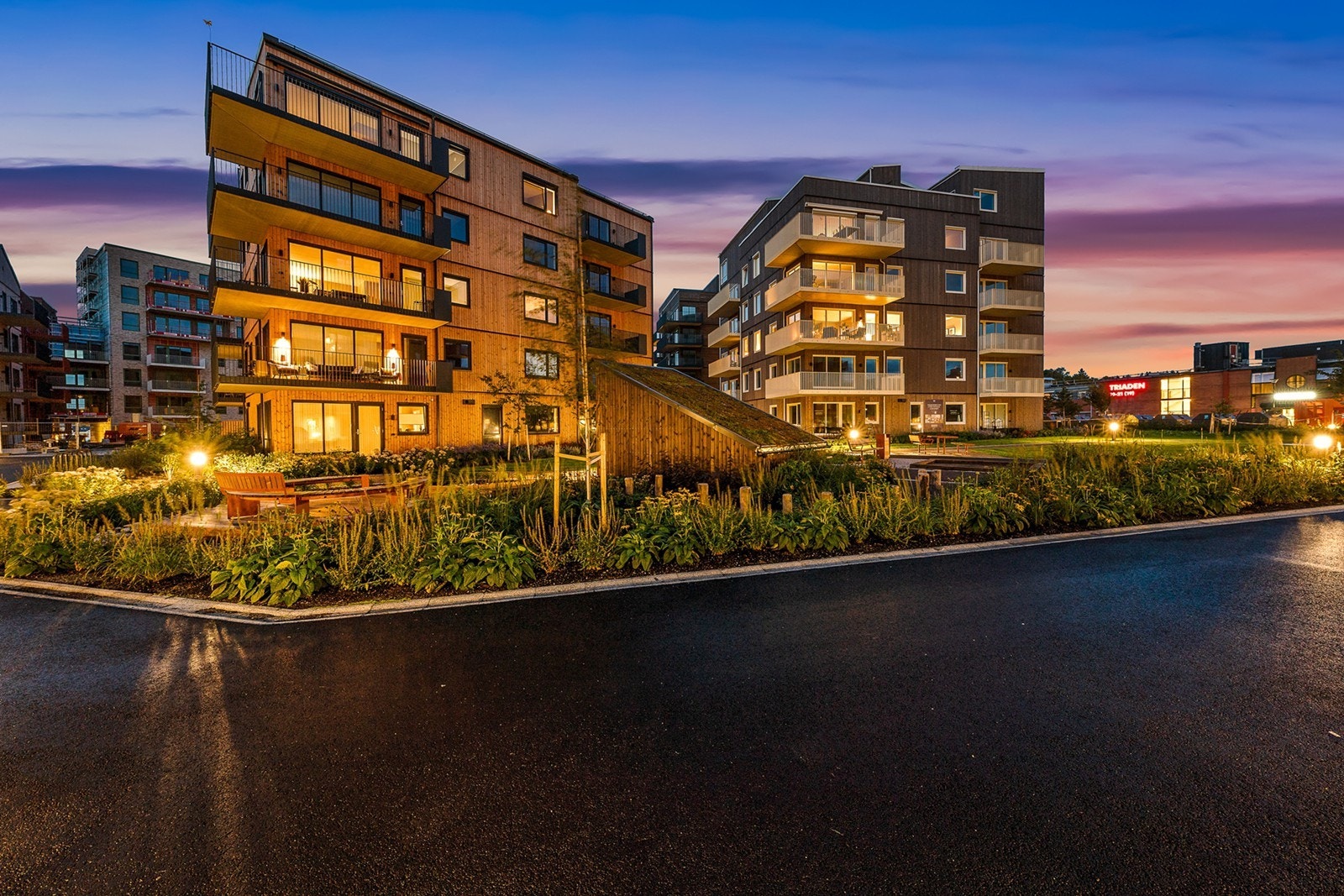 For barnefamilier er det flere skoler og barnehager i nærheten, og området er kjent for sitt trygge og rolige nabolag. Her finner du også et rikt utvalg av fritidstilbud, som idrettsanlegg, turstier og nærhet til både natur og servicefunksjoner Galleribilde