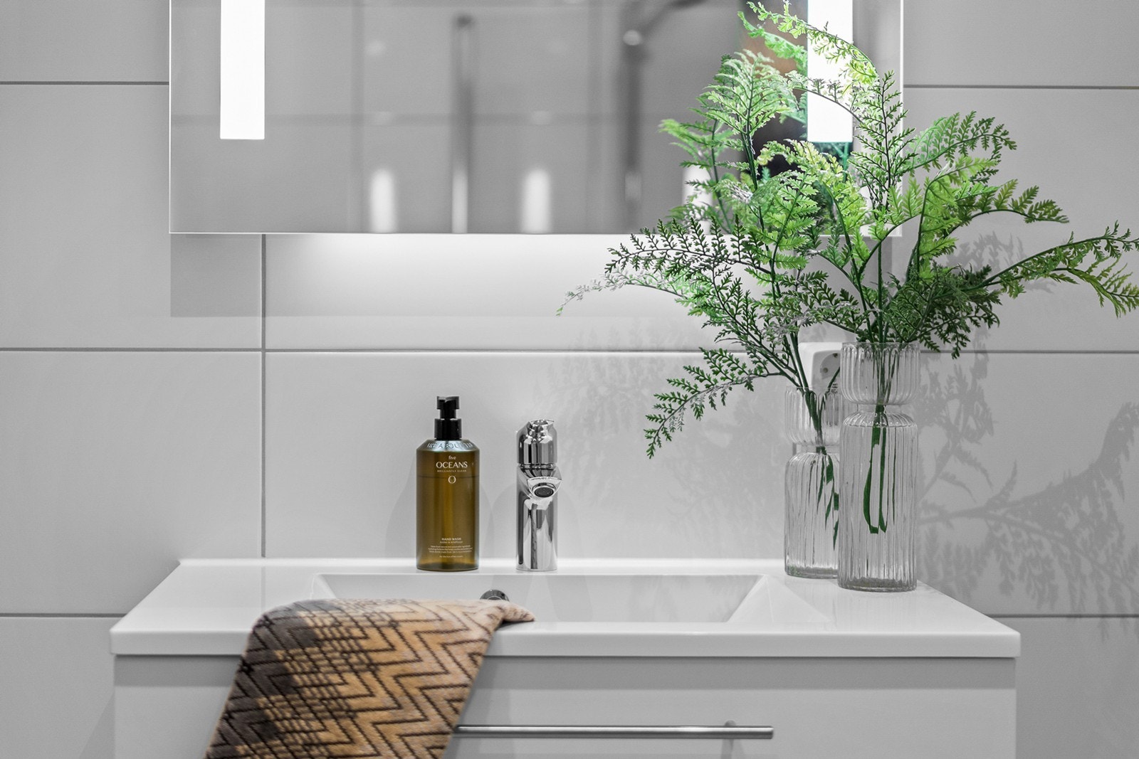 Servantarmatur og dusjsett holder en moderne standard Galleribilde