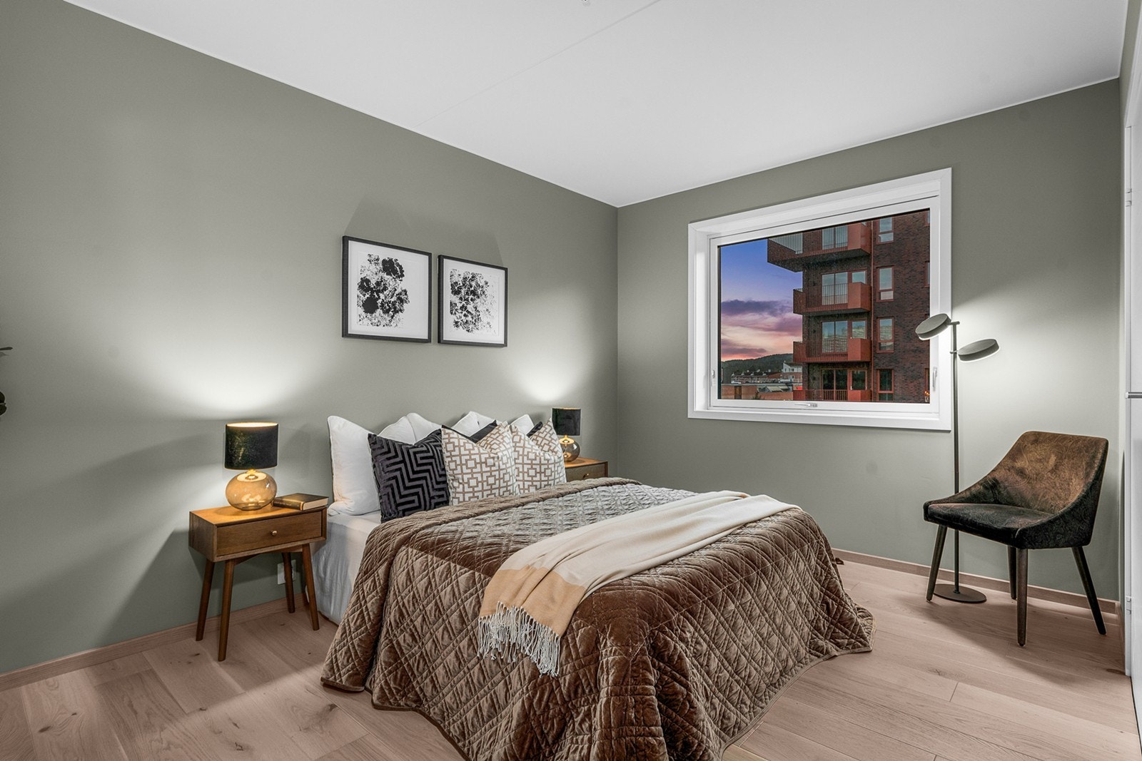 Romslig soverom med store vindusflater som slipper inn rikelig med naturlig lys Galleribilde