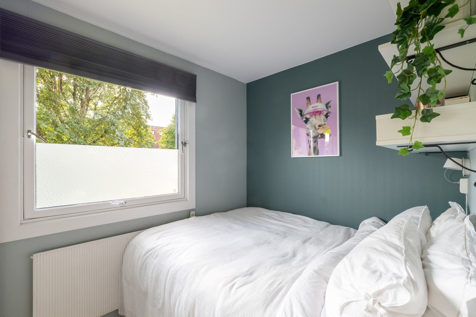 Stort vindu med dels frostet folie som skjermer for innsyn, og plissegardin. Galleribilde