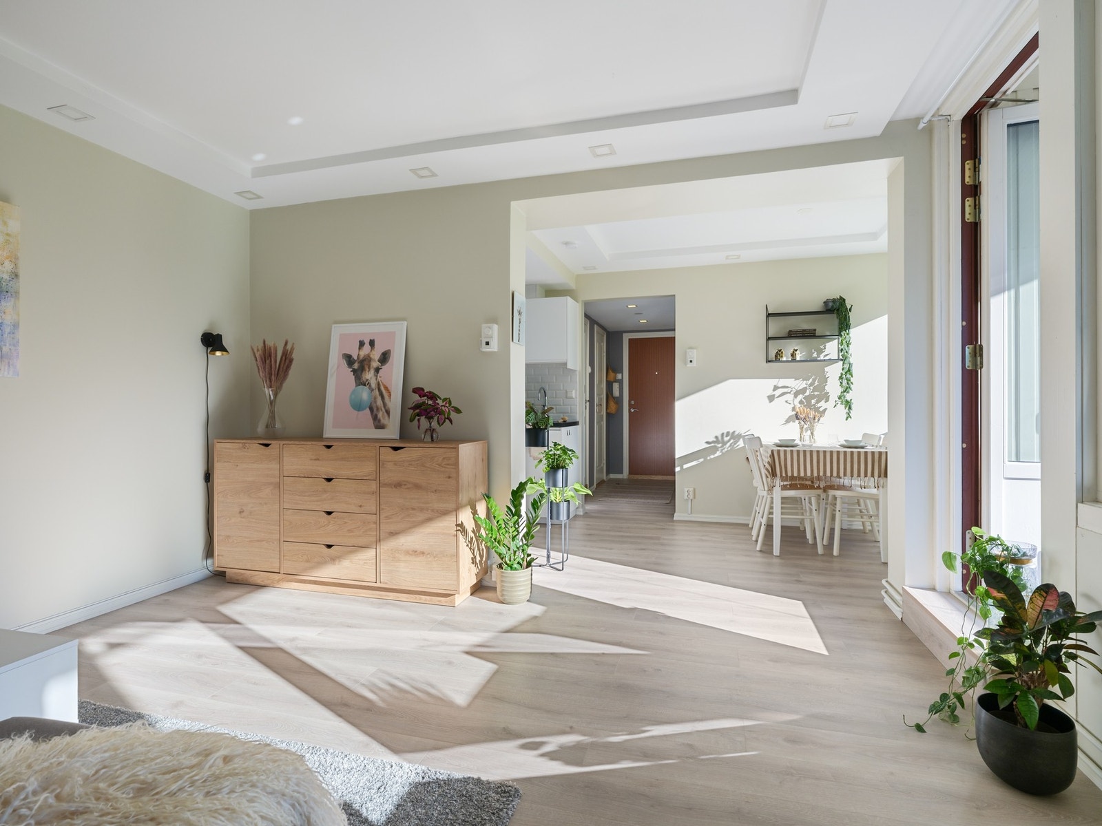 Store vinduer slipper inn meget godt med naturlig lys. Galleribilde
