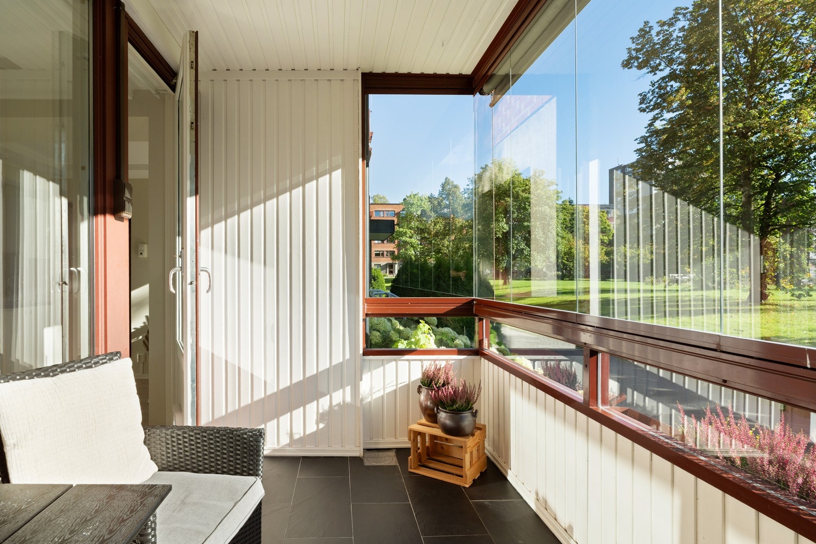 Innglassingen gjør balkongen anvendelig langt utover høsten. Galleribilde
