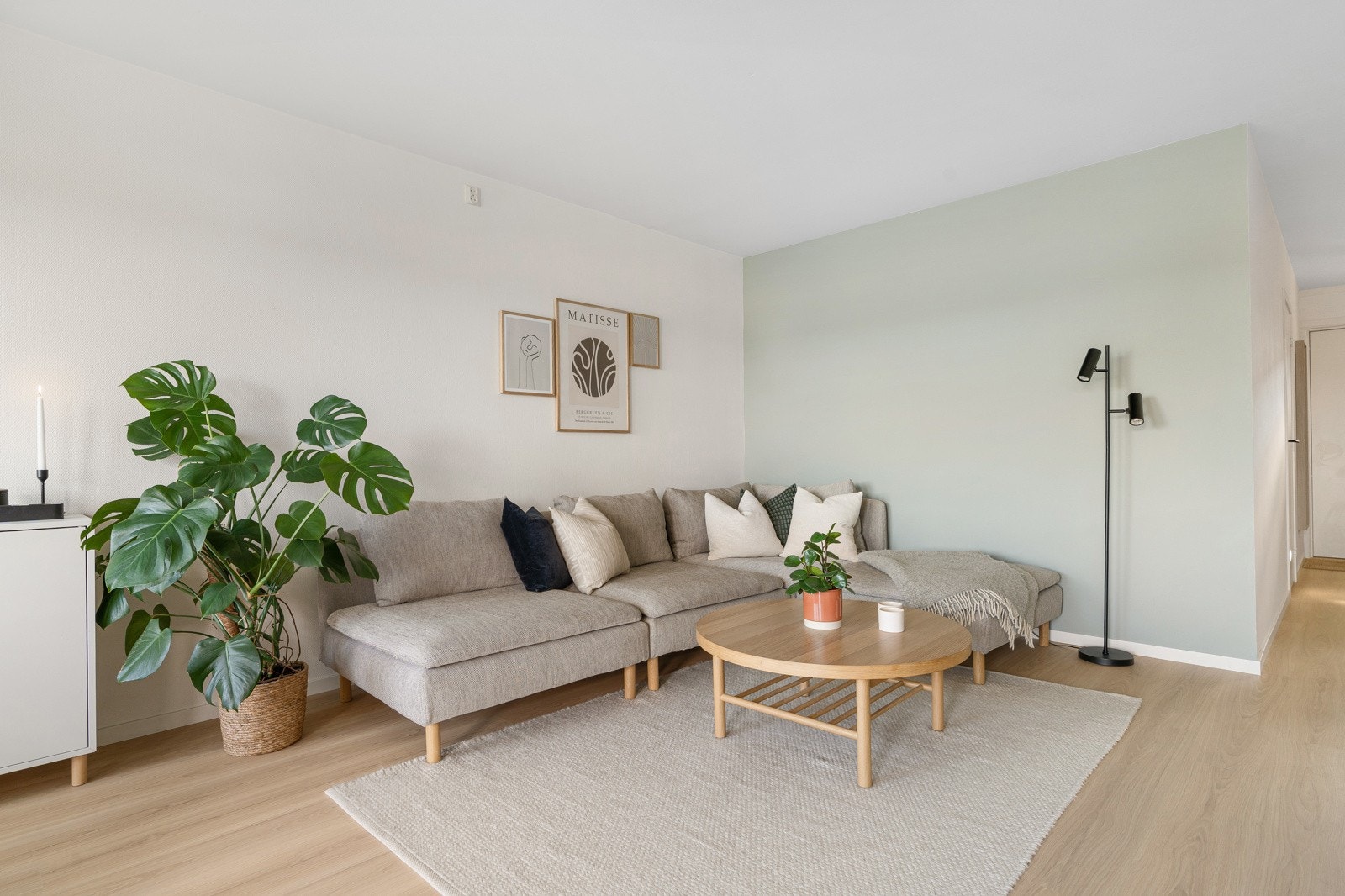 Stuen har god plass til sofa- og spisebord møblement. Galleribilde