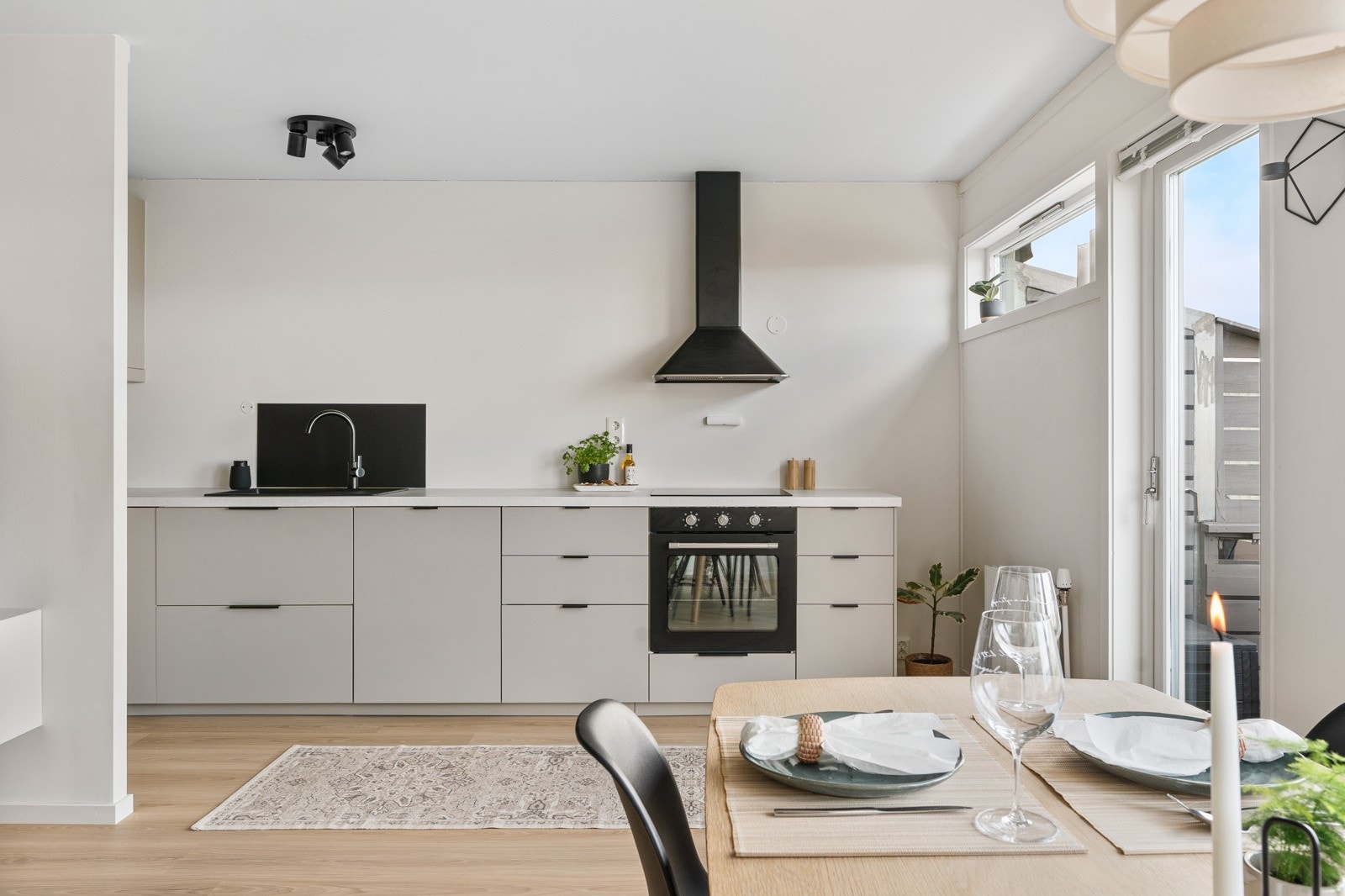 Stilfull kjøkkeninnredning fra 2024 med slette fronter og laminat benkeplate. Rikelig med oppbevaringsplass i skuffer og skap. Galleribilde