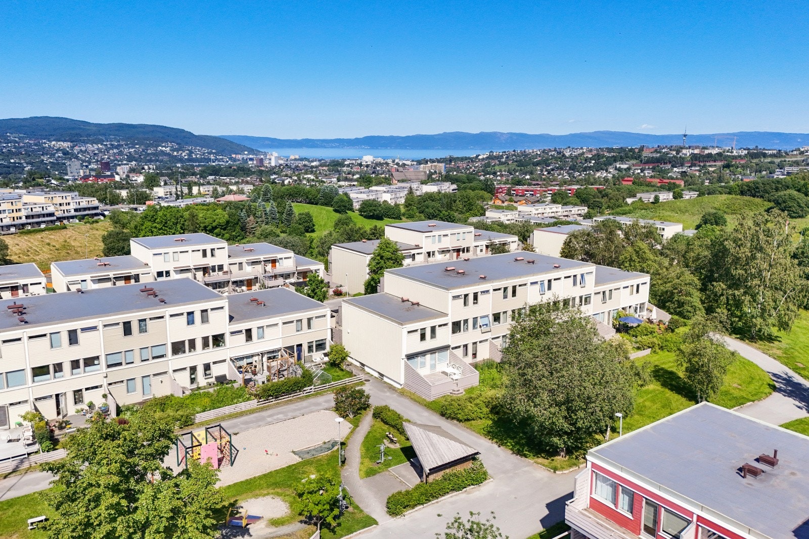 Risvollan borettslag er Norges største privateide borettslag og ligger ca. 6 km fra sentrum. Det er svært god offentlig kommunikasjon i området. Galleribilde