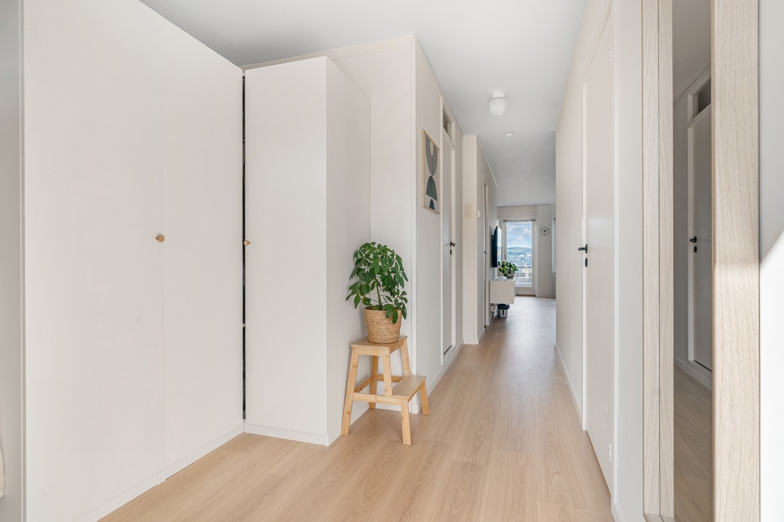Velkommen inn! Den lyse gangen har god plass til å sette ifra seg sko og henge opp ytterklær. Galleribilde