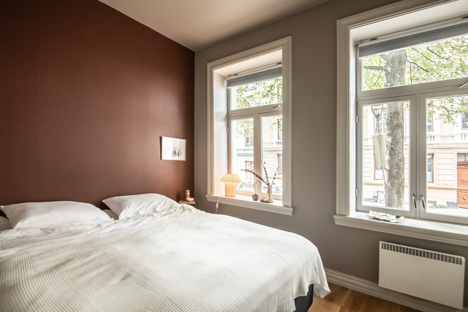 Soverommet er lyst og innbydende med to store vindusflater som gir rikelig med naturlig lys og skaper en luftig atmosfære. Galleribilde