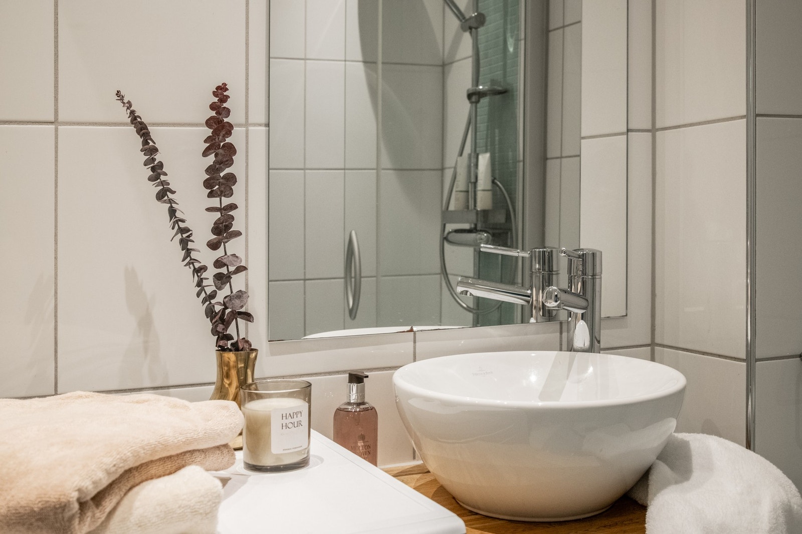 Badet er helfliset med fliser på både gulv og vegger, samt behagelig gulvvarme som gir ekstra komfort. Galleribilde