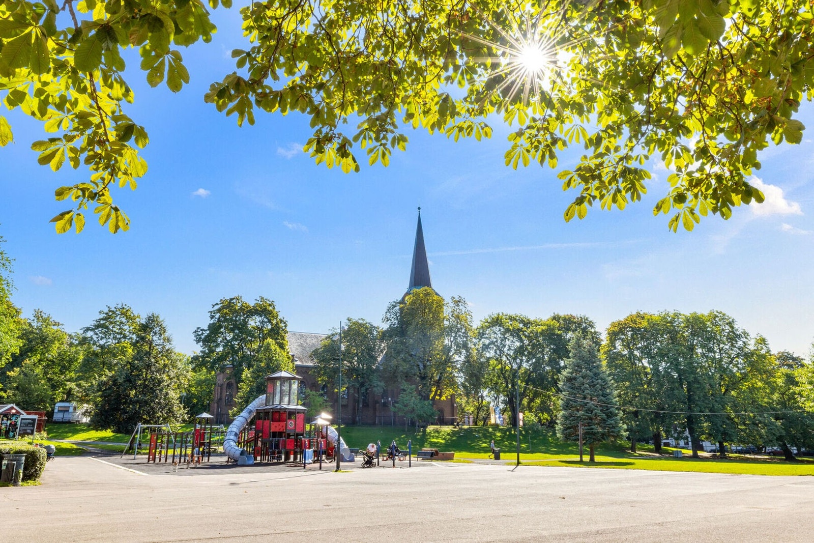 Boligen er ideell for deg som ønsker å bo sentralt med et rikt utvalg av servicetilbud, men likevel ha muligheten for å slappe av i grønne omgivelser. Galleribilde