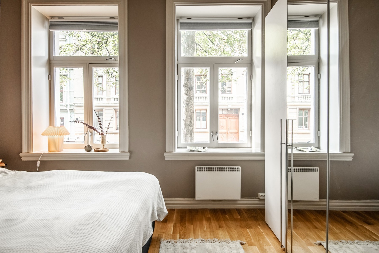 Her er det plass til dobbeltseng med tilhørende nattbord, og dagens løsning inkluderer en stor garderobe med speilfronter på to av dørene Galleribilde