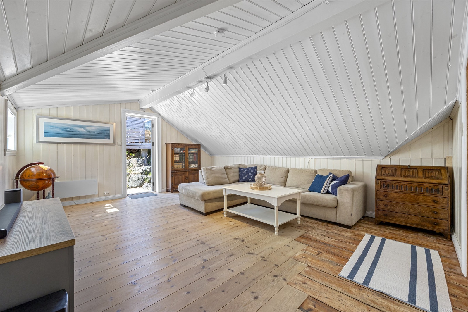 Loftstue med verandadør ut til uteplassene Galleribilde