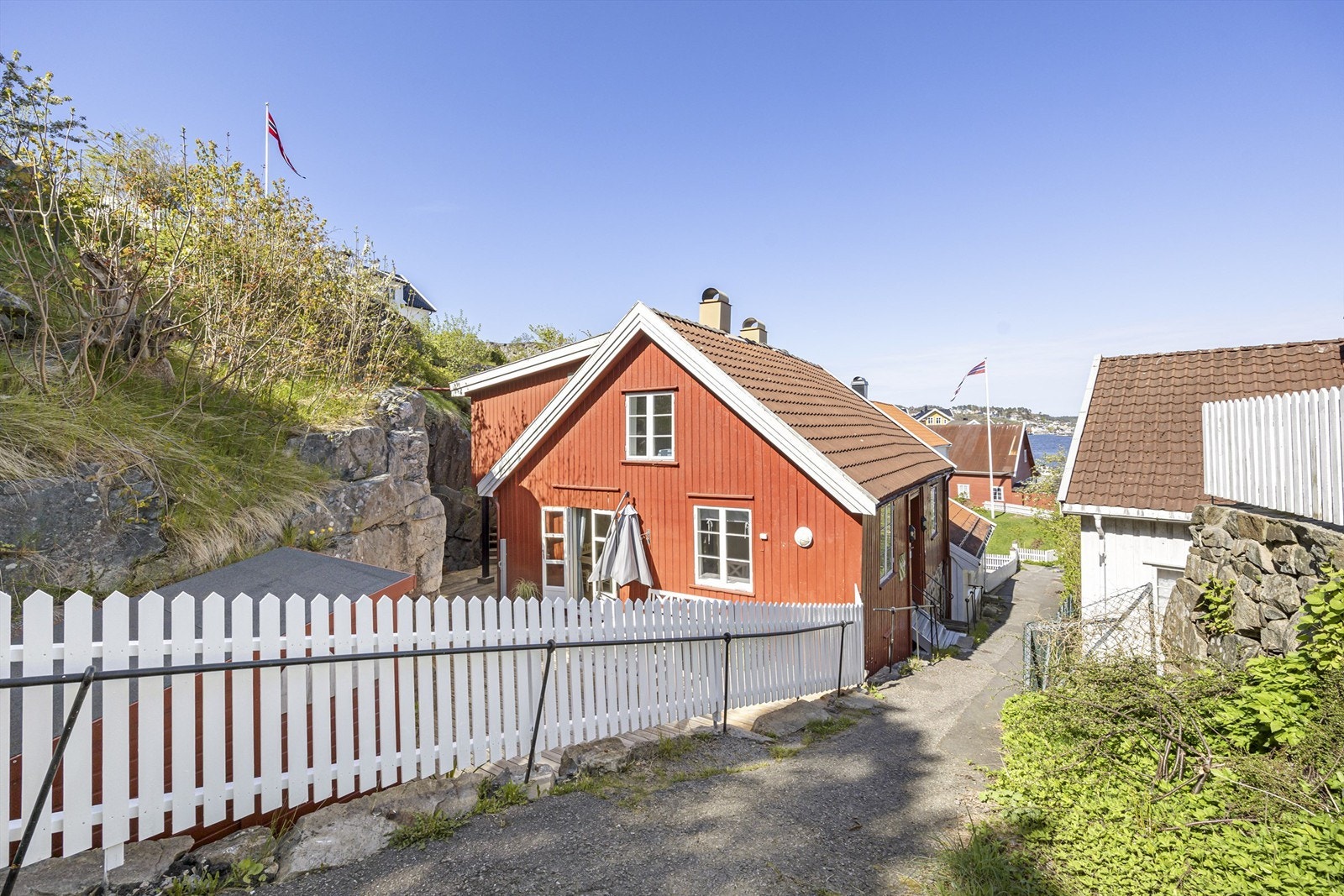 Forbi huset er det en flott turvei langs den eldre bebyggelsen i Kolbjørnsvik Galleribilde