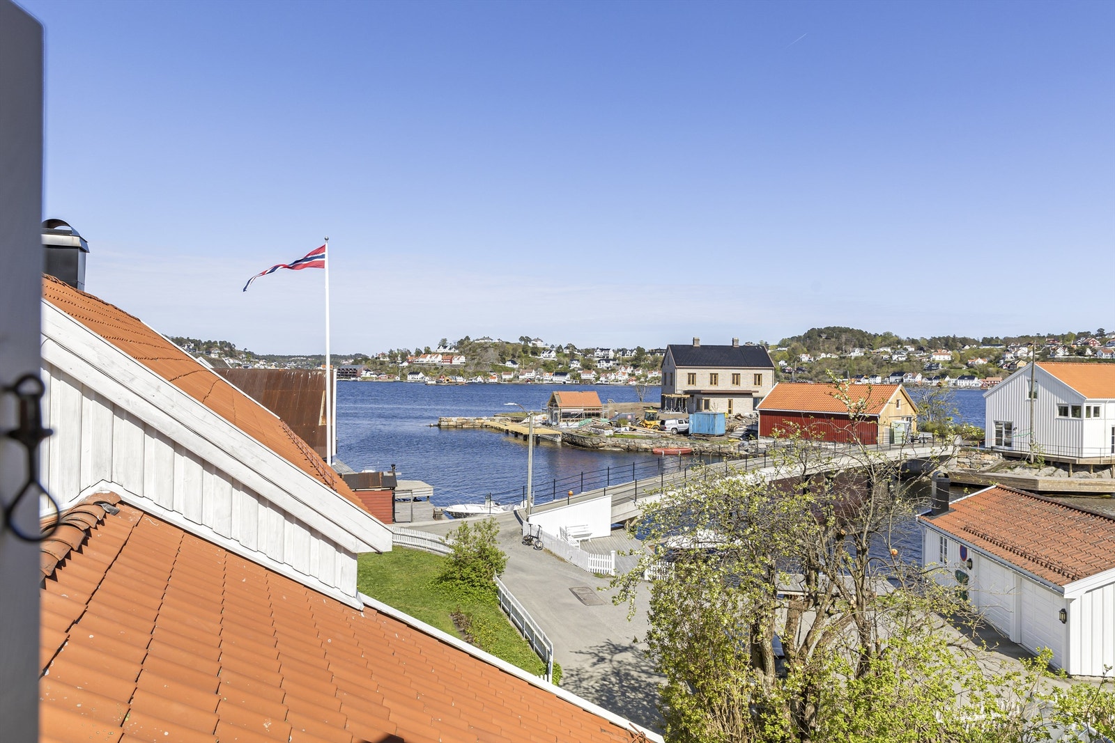 Bilde tatt ut fra vindu til soverom i 2. etasje Galleribilde
