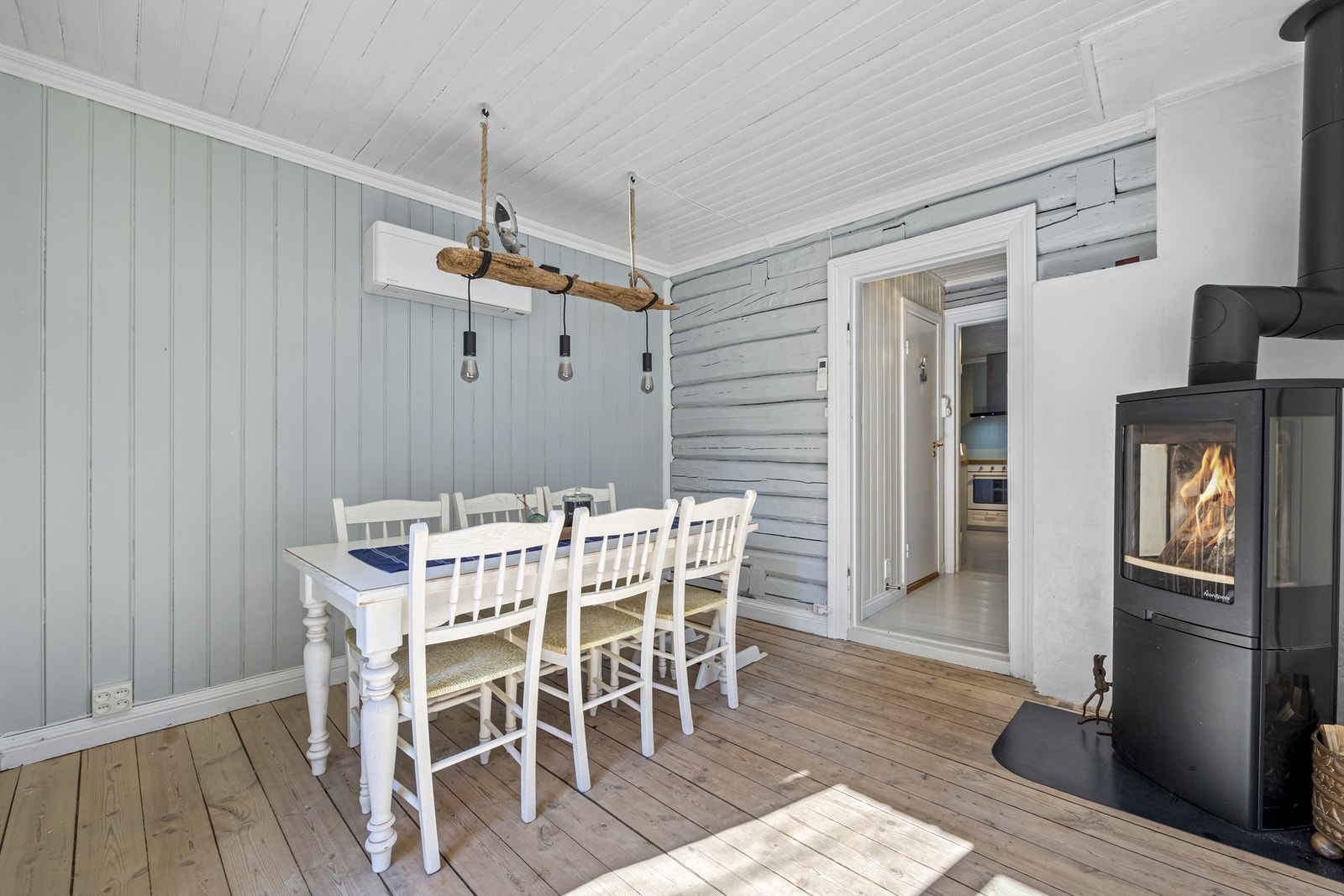 Stue med peisovn og varmepumpe Galleribilde