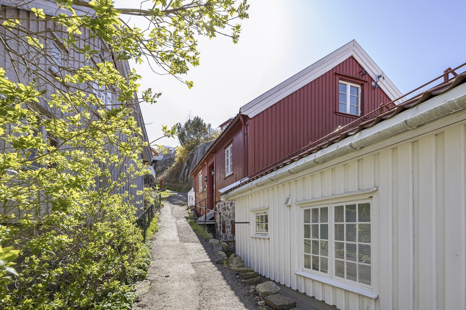Stien opp til huset er knappe 15-20 meter fra snuplassen hvor man kan lesse av varer Galleribilde