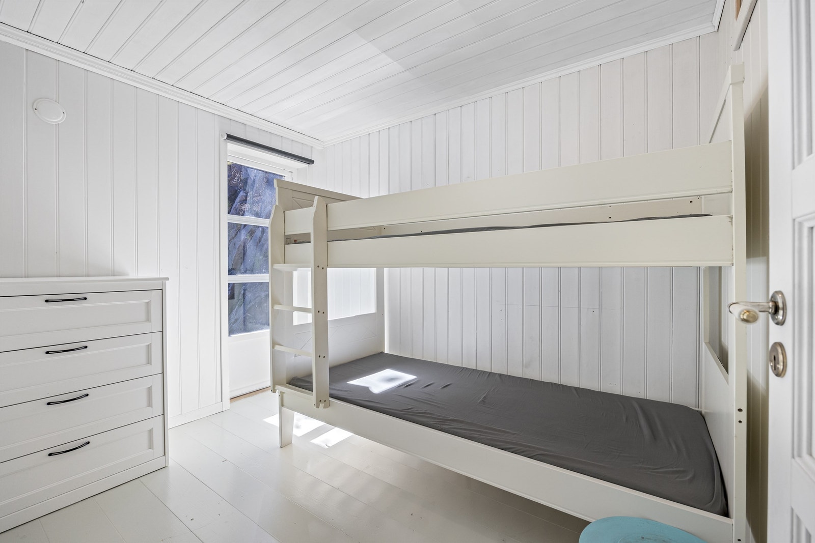 Soverom nr. 2 i 1. etasje med verandadør Galleribilde