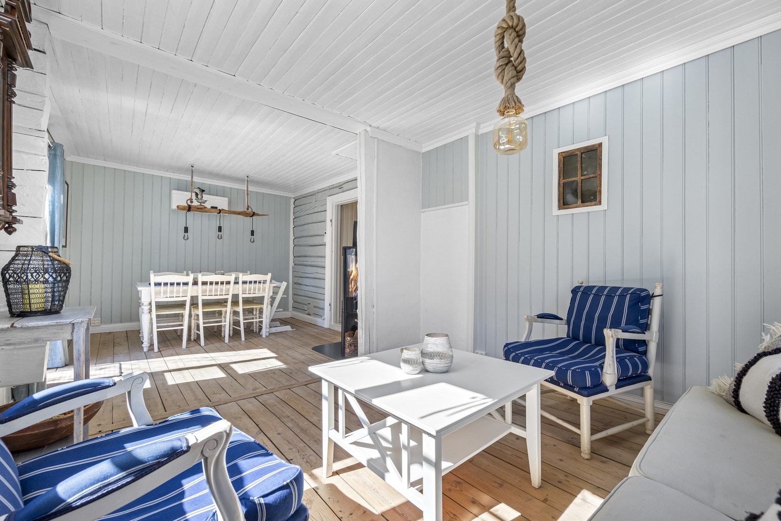 Romslig stue med plass til spisestue og sofagruppe Galleribilde