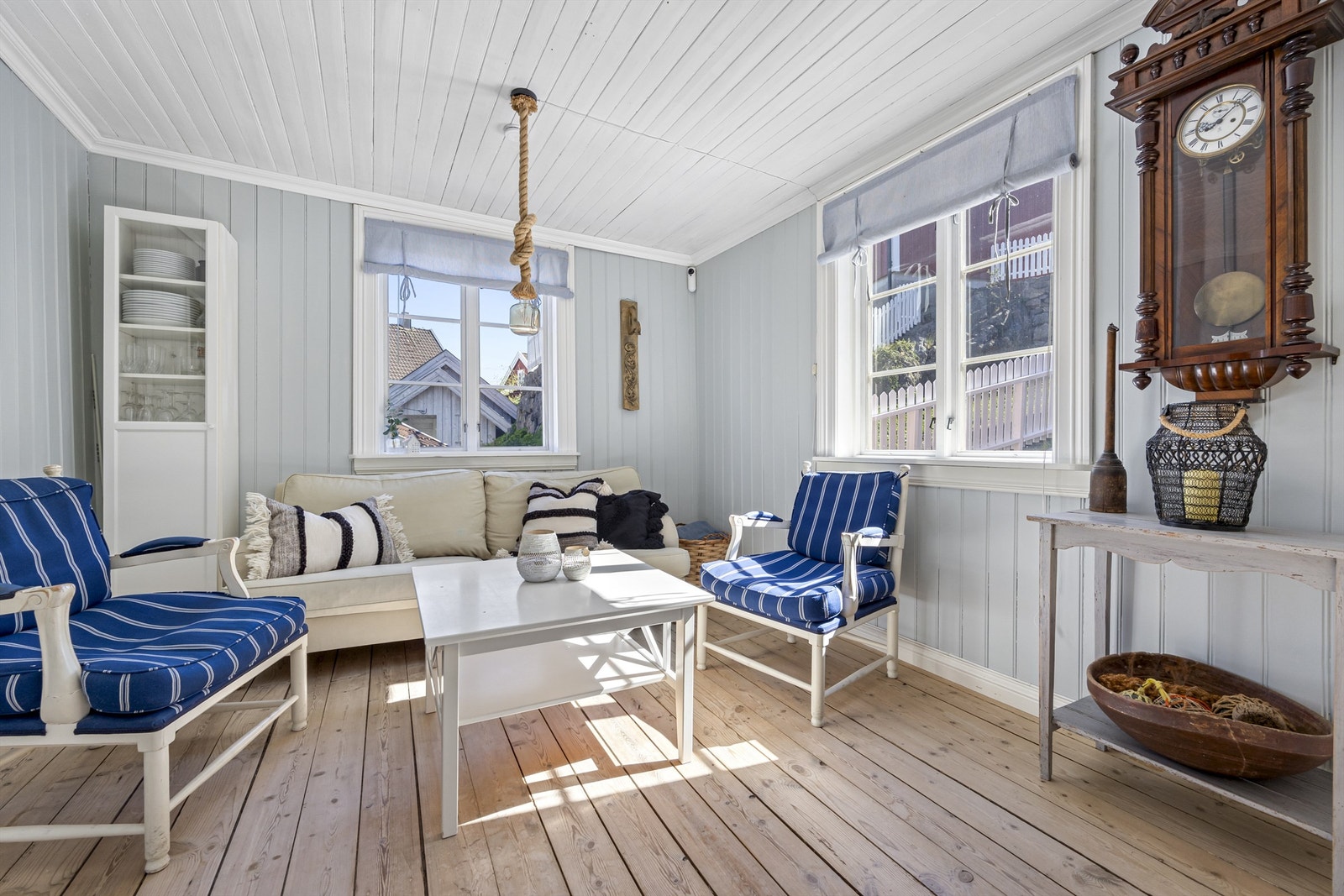 Innvendig er det malt med duse og flotte farger Galleribilde