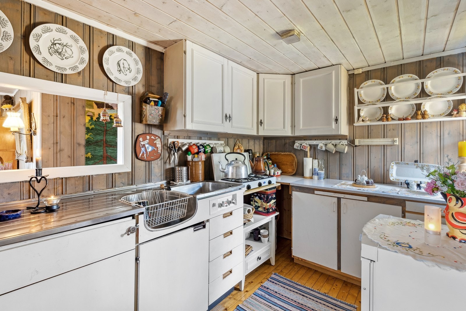 Kokebluss og kjøleskap som går på gass. Galleribilde