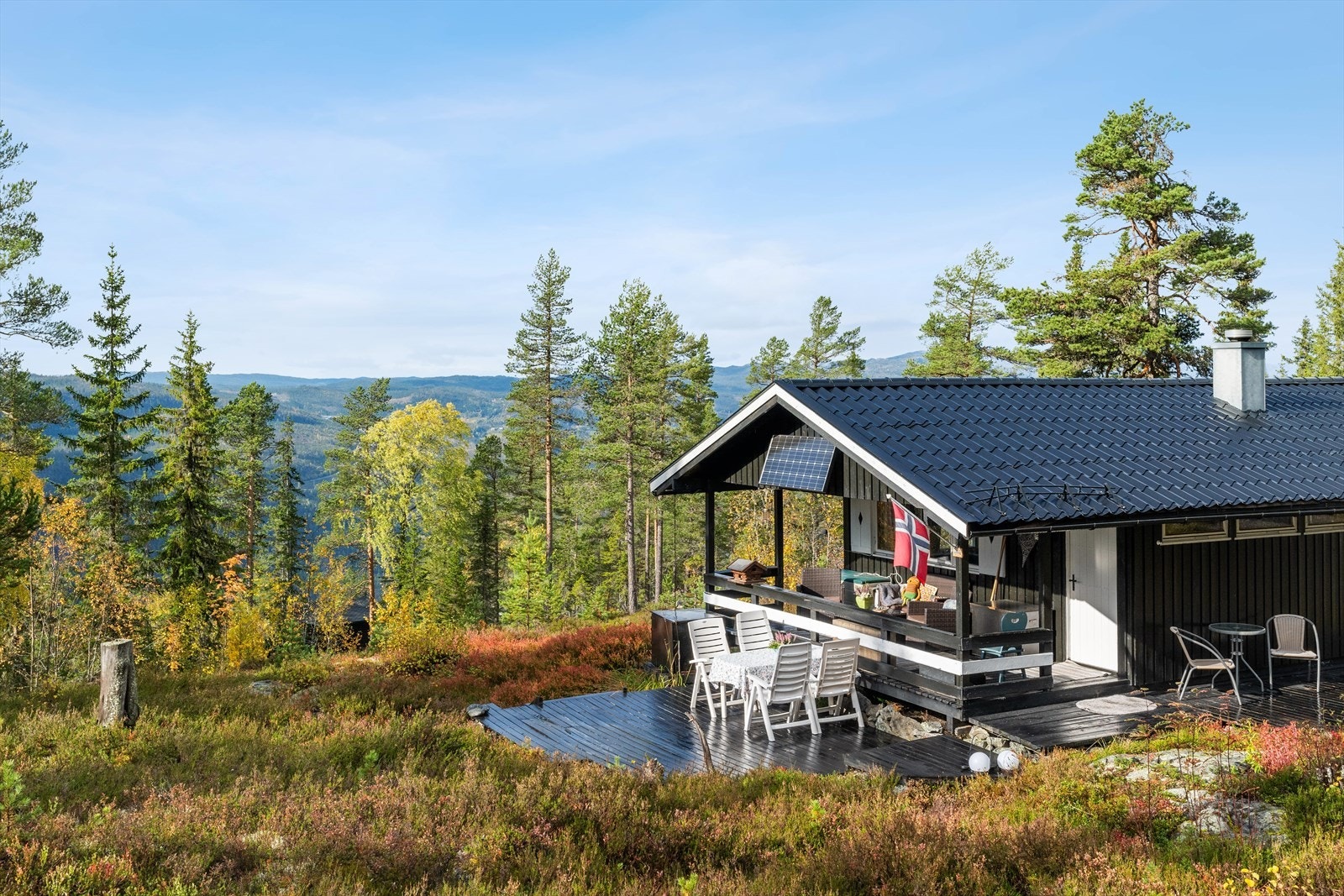 Eiendommen ligger åpent og fritt til . Galleribilde