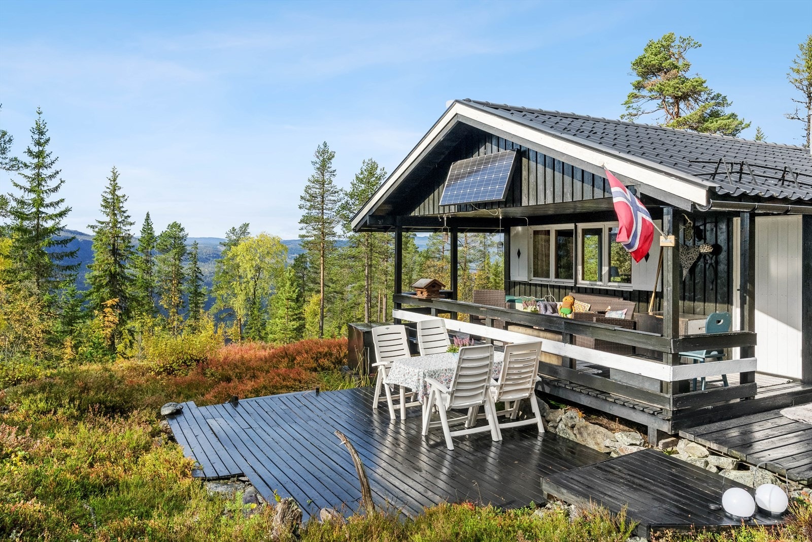 Flere fine uteplasser, både med og uten tak. Galleribilde