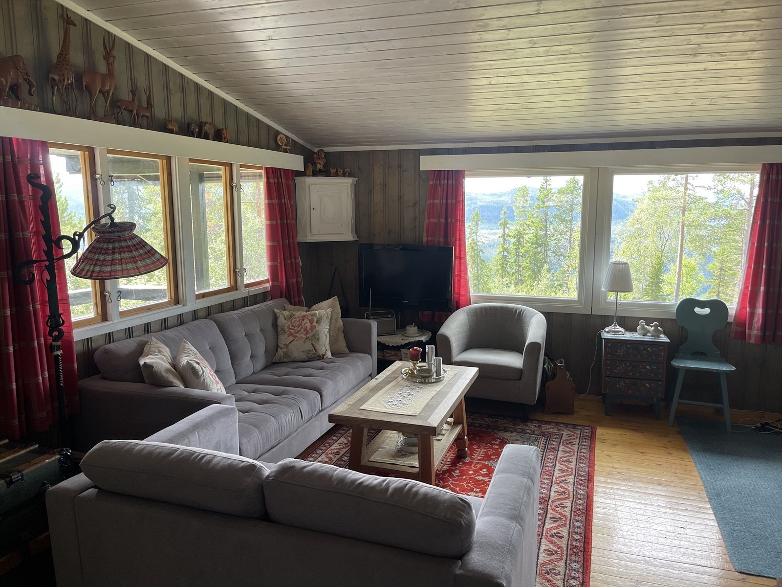 I stuen er den panelte himlingen beiset i en lys nyanse, veggene noe mørkere. Galleribilde