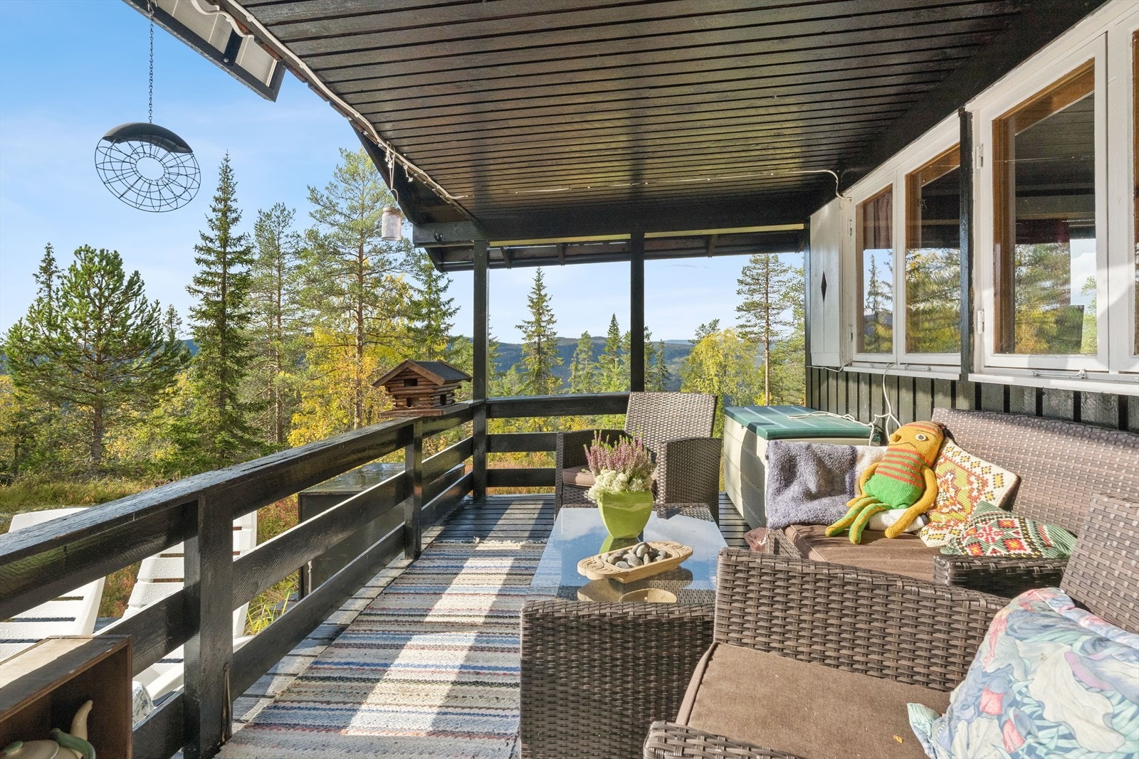 Overbygd terrasse med dør ut fra stue. Galleribilde