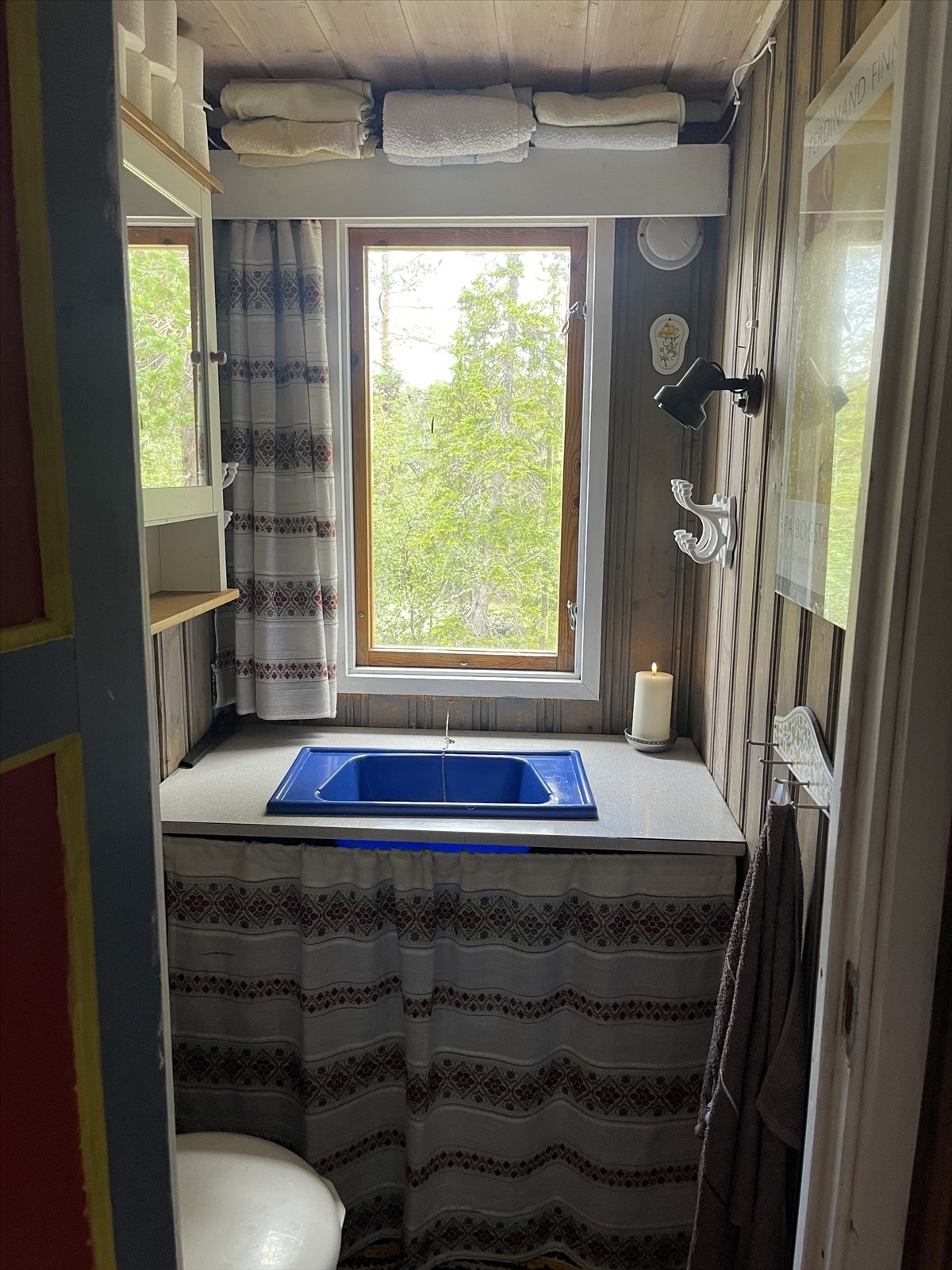 Vaskeavlukke med servant og enkelt gråvannsavløp til terreng. Galleribilde