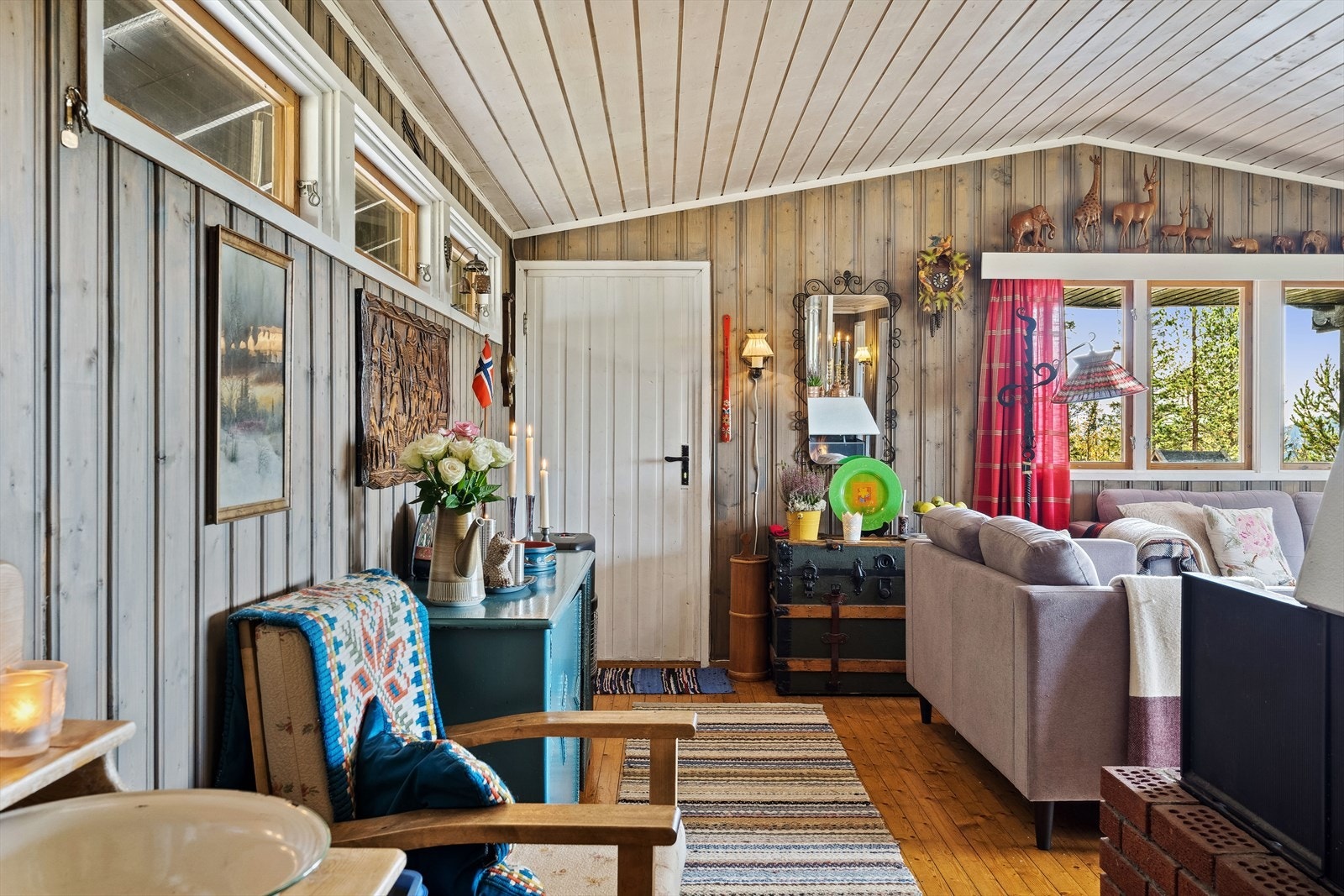 Dør fra stue ut til overbygd terrasse. Galleribilde