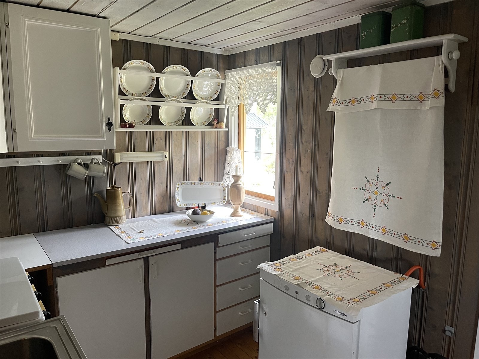 Enkel kjøkkeninnredning med over- og underskap. Galleribilde