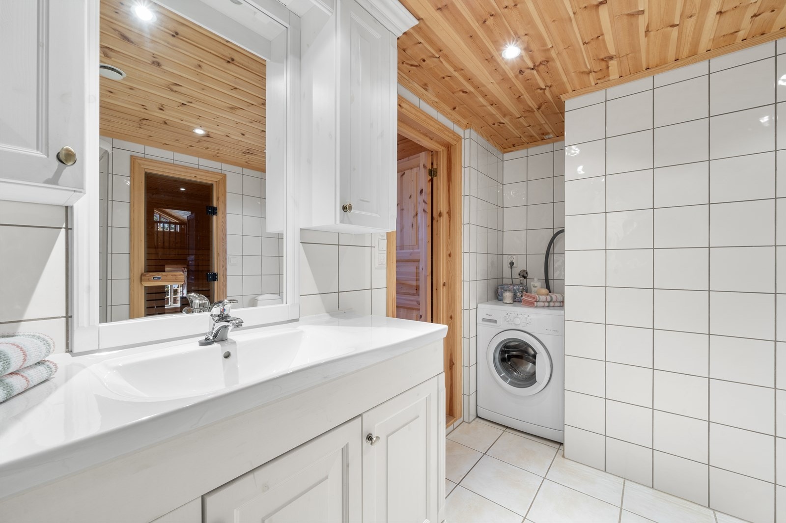 Praktisk innredning og opplegg for vaskemaskin. Galleribilde