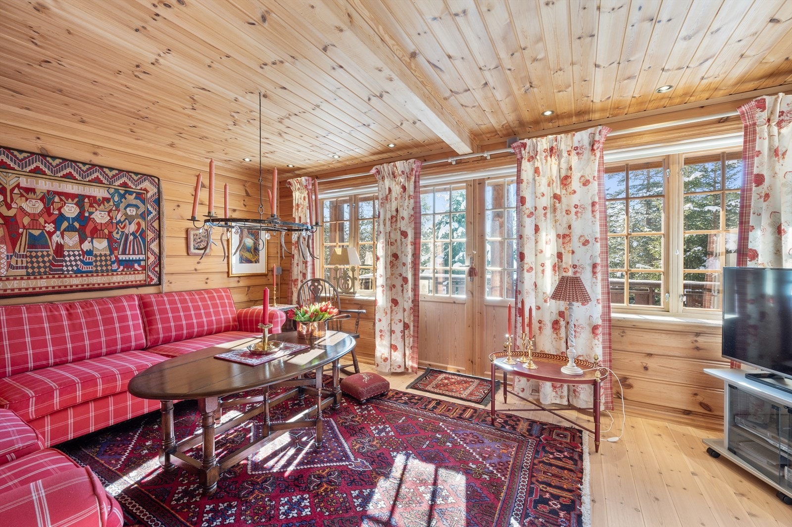 Store vindusflater gir flott lysinnslipp og utsyn. Galleribilde