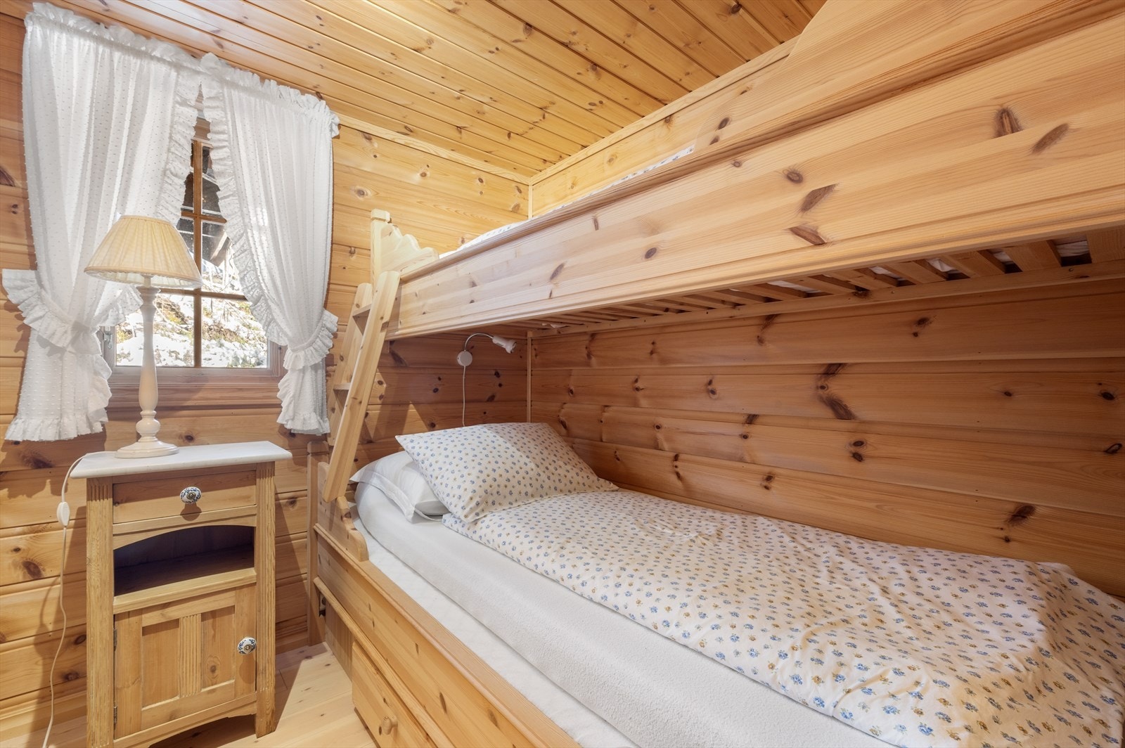 Hytta har tre soverom - alle med plass til seng og oppbevaring. Galleribilde