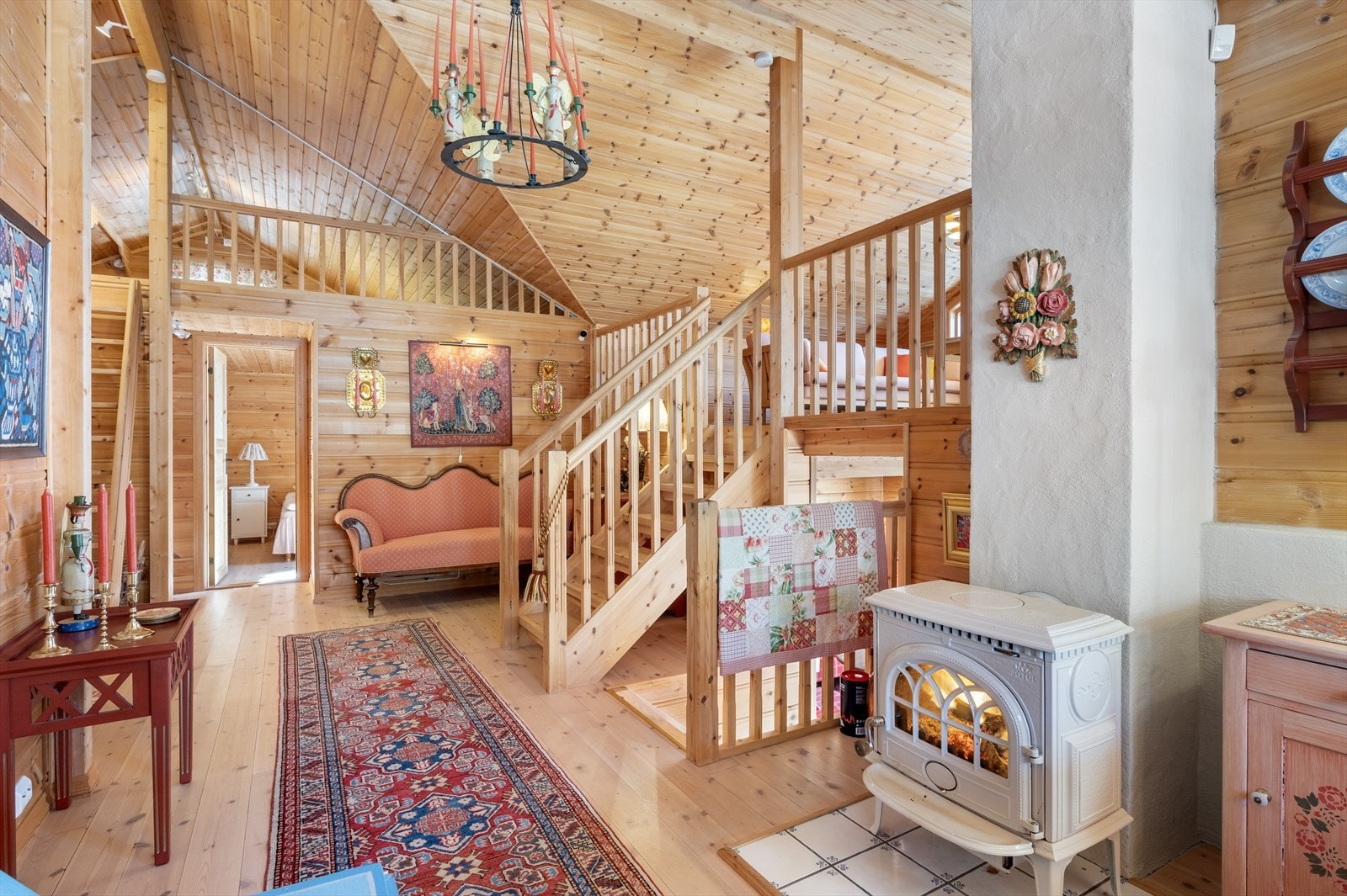 Vedfyrt peis gir varme og stemning gjennom alle årstider. Galleribilde