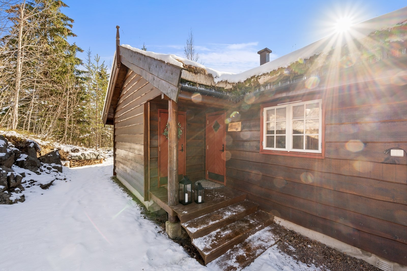 Liggende kledning og tradisjonelle detaljer gir et solid førsteinntrykk. Galleribilde