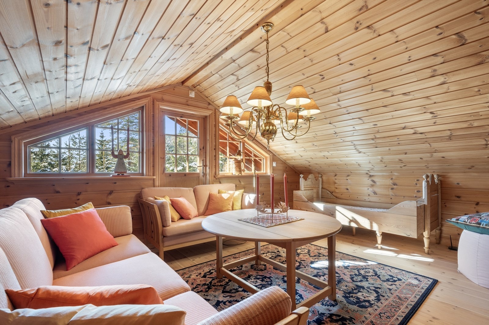 Sjarmerende takvinkel og koselig romfølelse. Galleribilde