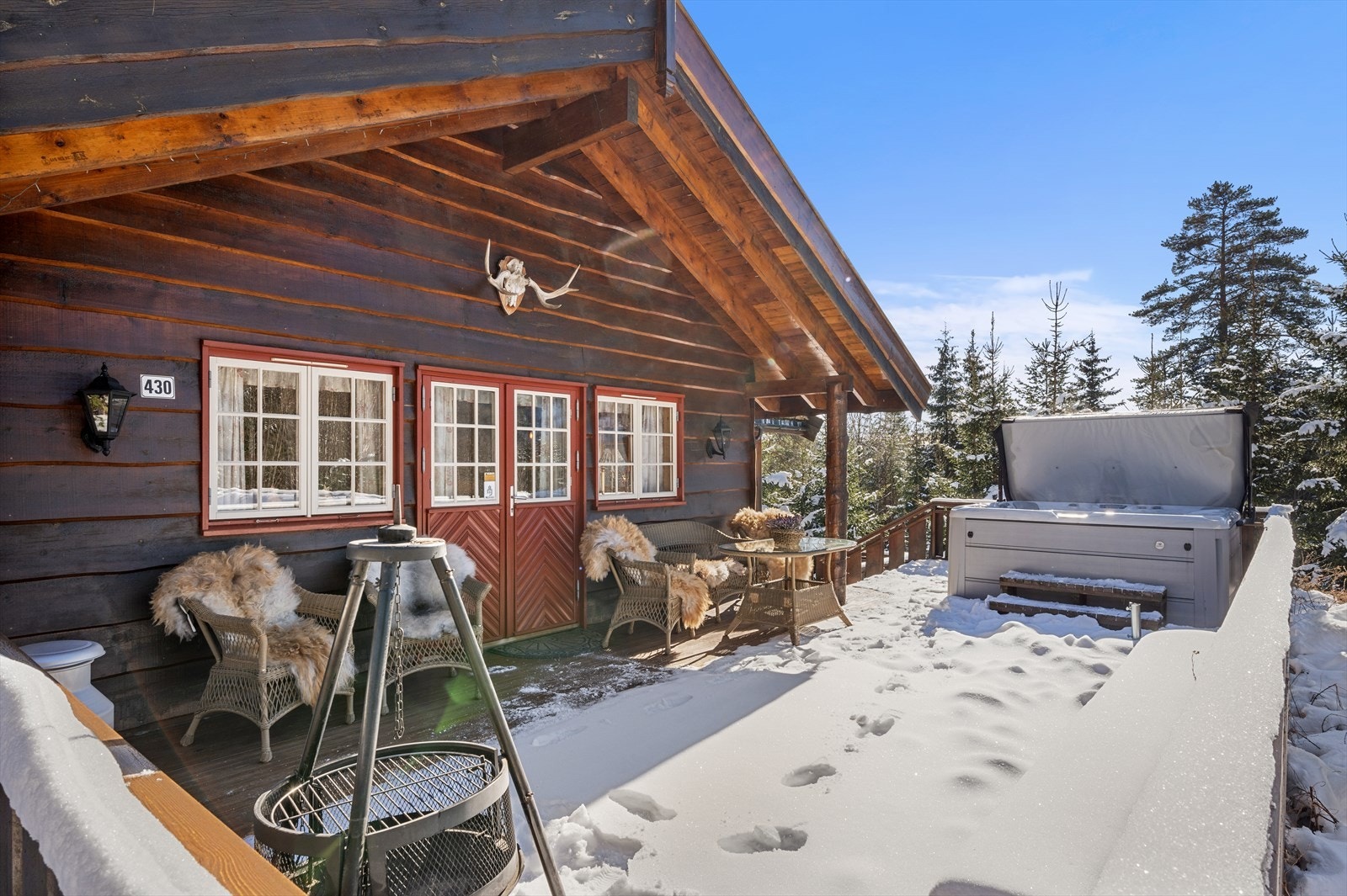 Flott uteplass med Jacuzzi og god plass til sosiale sammenkomster. Galleribilde