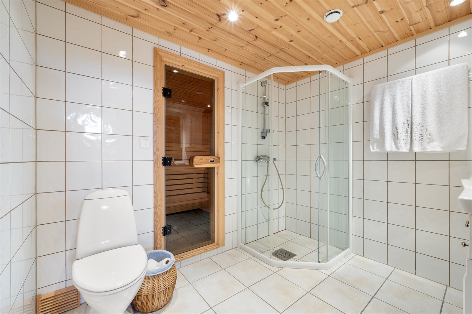 Flislagt bad med gulvvarme og god planløsning. Galleribilde