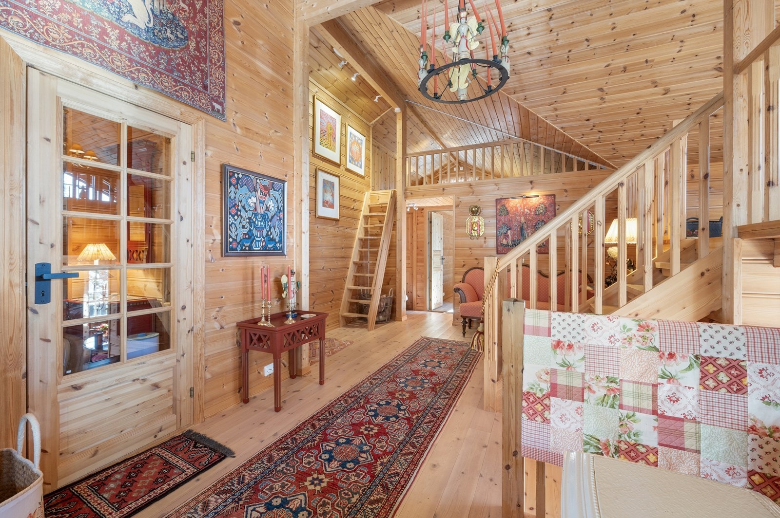 Klassisk hyttestil med trepanel og naturlige materialvalg. Galleribilde